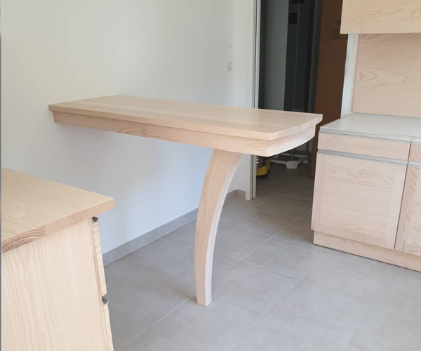 Réalisation sur-mesure - cuisine équipée - Table déjeuné en Bois