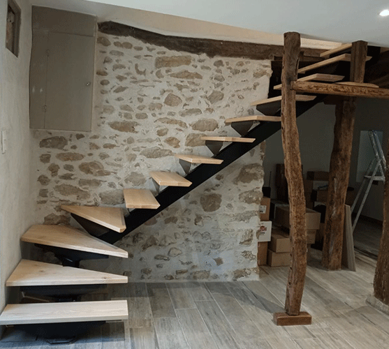 Escalier limon central métal marches frêne vitrifiées